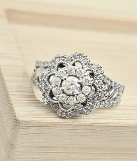 Authentic Simple Vera Vera Wang Flower Diamond Ring