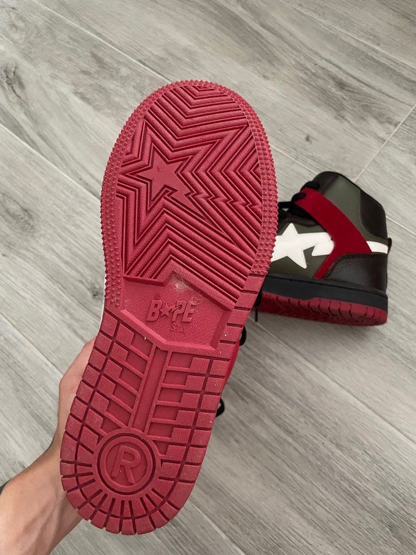 bape （分類：波鞋）位於 Hong Kong。 由 bigfam 提交（商品編號 1290597072，圖片 5）。簡介： Bape鞋 如圖 US8 26cm 所以會偏向US8.5 價錢可議 。