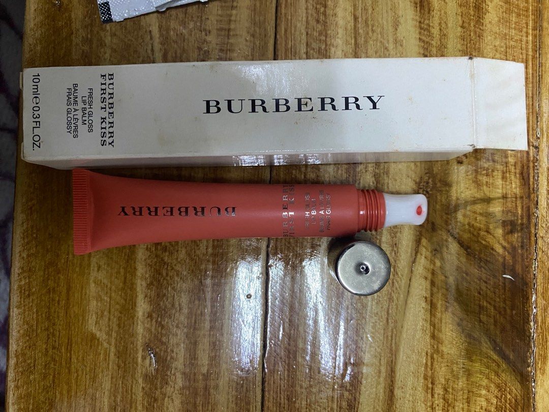 Burberry shop first kiss
