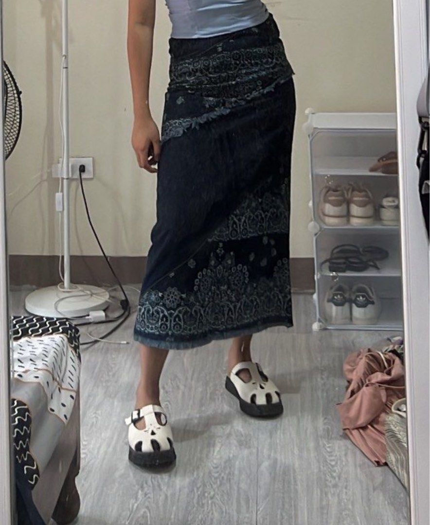 Denim Midi Skirt (Category: Skirts) located in Quezon City. Submitted by caathe (Listing ID 1290464279, Image 1). Description: So nice but does not fit me. Fits 26-27 waist. Super ganda! CTTO.