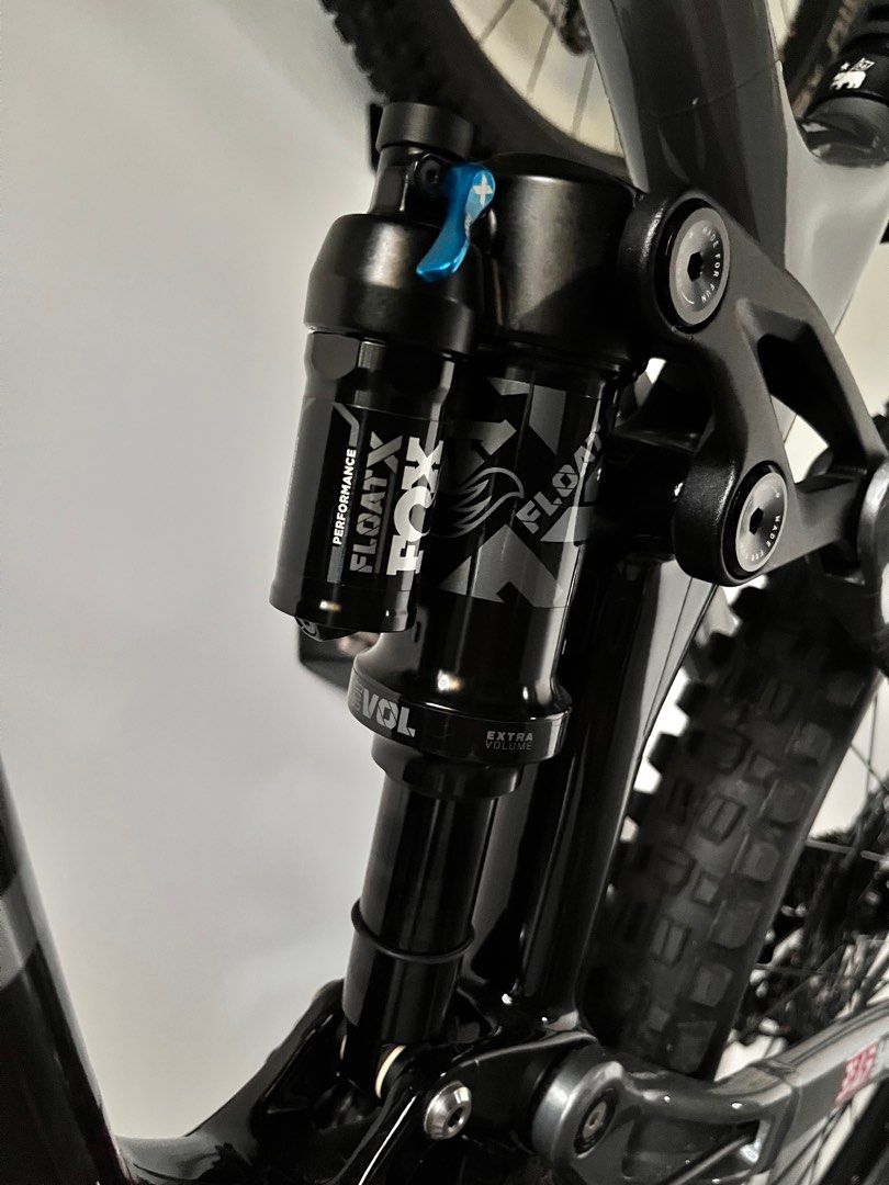 Fox float DPX2 (Category: Parts & Accessories) located in Singapore. Submitted by norman_bossz (Listing ID 1290515215, Image 2). Description: For sale is a near mint fox rear air shock. Fox Float DPX2, Performance, EVOL Air Spring, 3 Position Compression Adjustment, Rebound Adjustment, 205x65mm, Trunnion Upper Mount, 25mmxM8 Lower Mount.