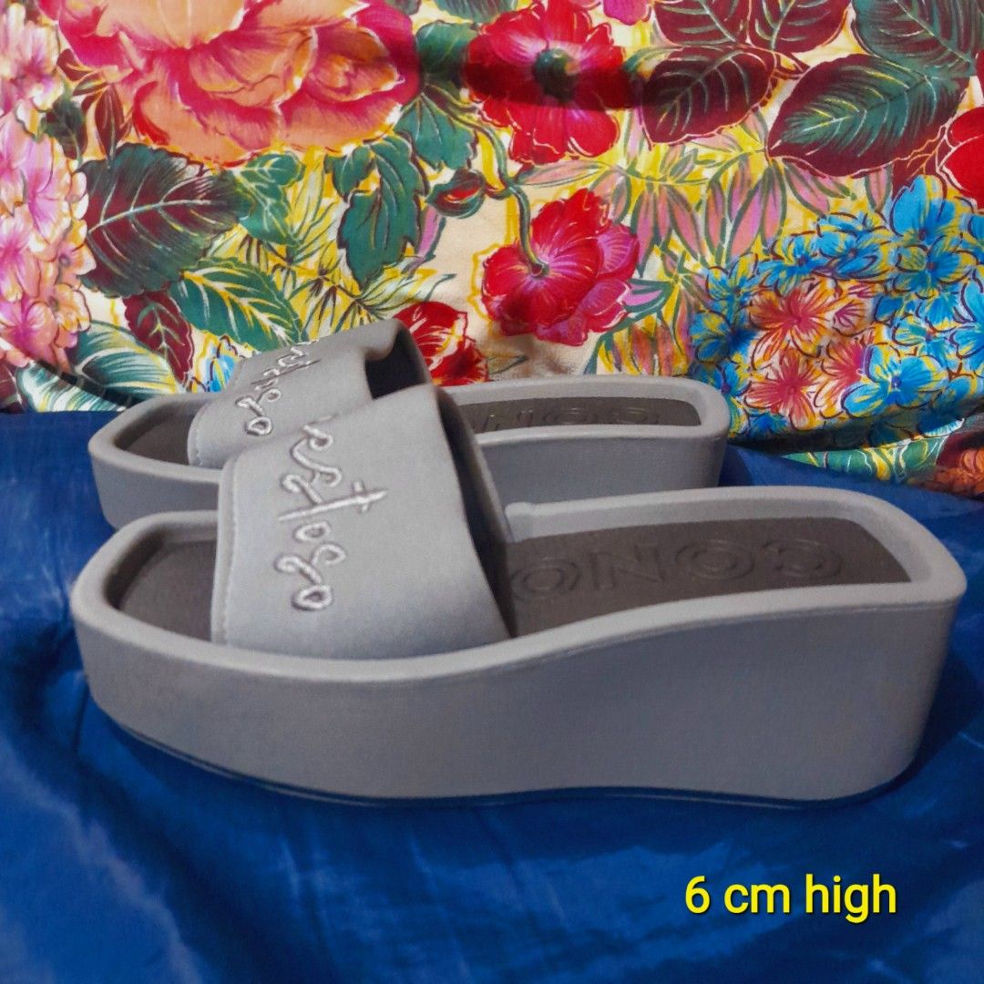 Gray Rubber Wedges size 6- brand new (Category: Wedges) located in Pasig City. Submitted by titadnz (Listing ID 1290555688, Image 2). Description: Bought it online Selling it lower Brand New-never been used Gray Color, size 6 6 cm or 2.3 inches rfs: declutter.