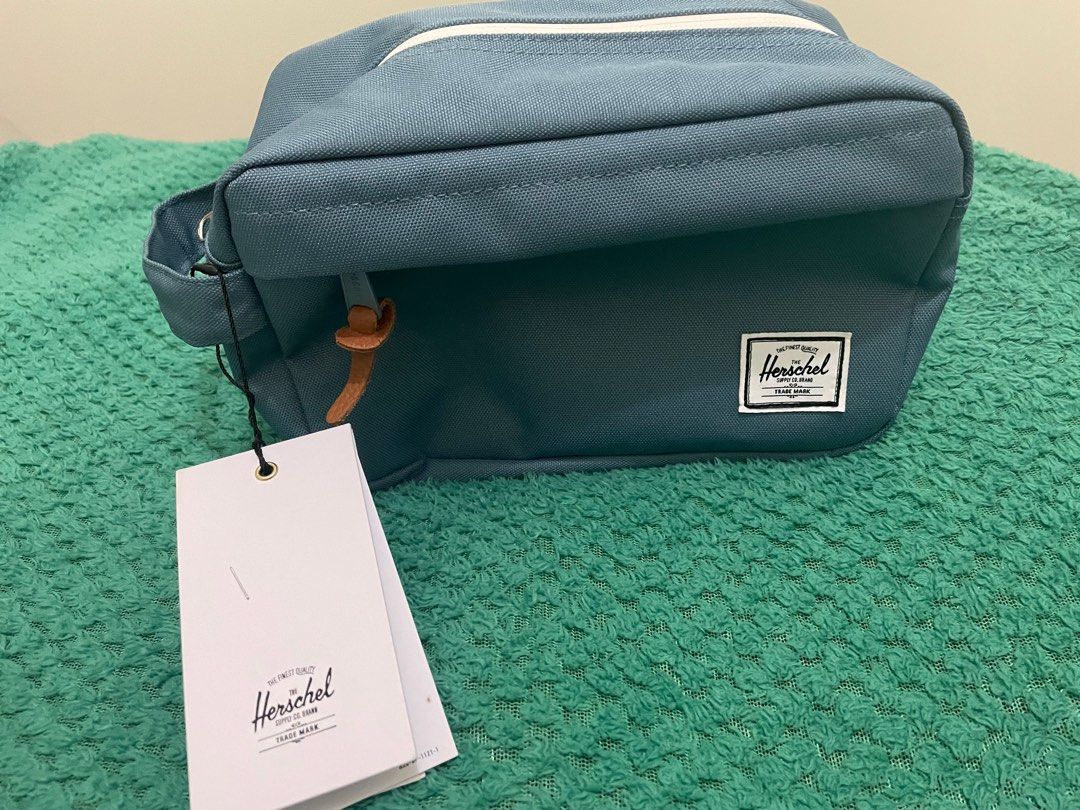 Herschel clutch hot sale