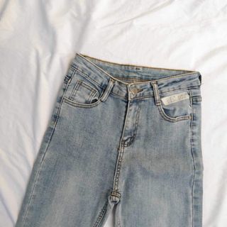 High-waisted Straight Cut Jeans