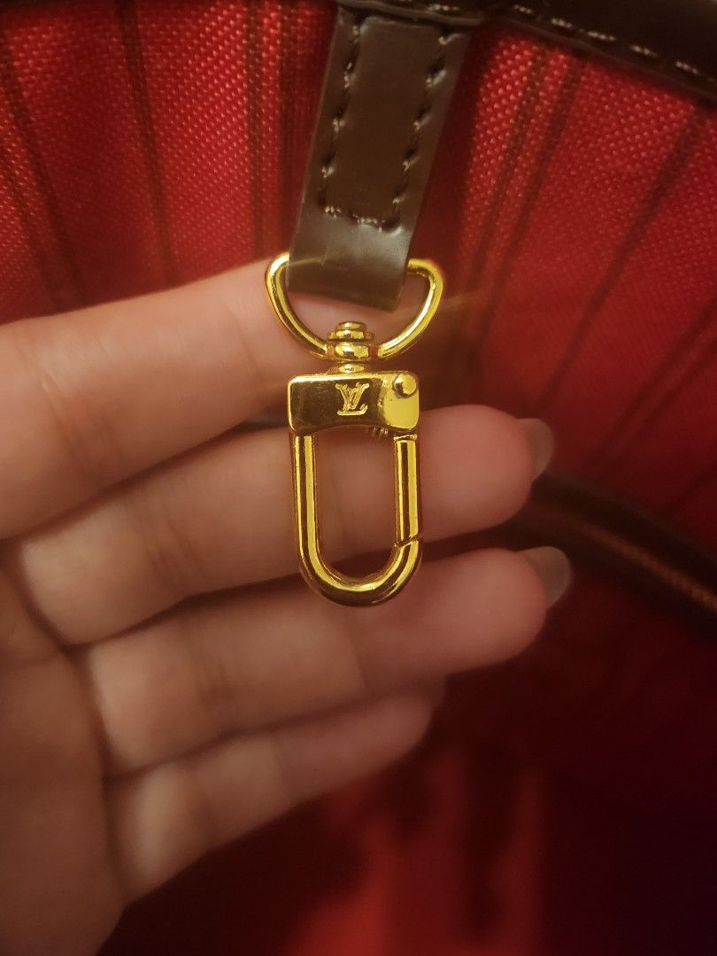 LV Neverfull Tote Bag (Category: Luxury Bags & Wallets) located in Manila. Submitted by cloudita (Listing ID 1290581350, Image 3). Description: rfs: my dad has been recently diagnosed with cancer and selling my preloved items to help fund his treatment! ♡ Louis Vuitton Neverfull Tote Bag Never used Has defects on the rubber of the handle (see last pic, can also provide pics) Very spacious! Ideal for travel or work. :).
