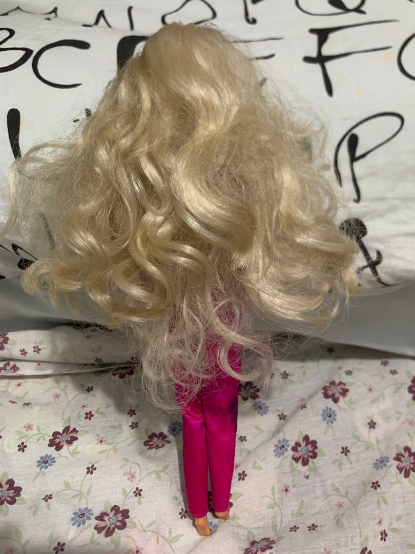 Talk to me Barbie 1997 (Category: Kids Toys) located in Davao. Submitted by riccirici (Listing ID 1290543337, Image 3). Description: Talk to me Barbie 1997 Barbie First talking Barbie Doll Battery operated (untested need CD rom) With flaw, stain/faded jacket Price 1k + SF 110 php (W/O Seller sponsored voucher) J&T Bank Transfer Gcash First to pay Cross post.