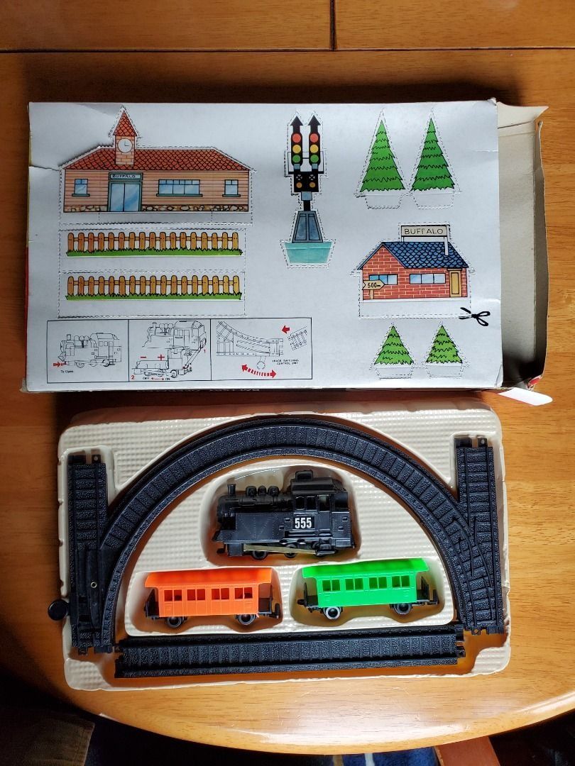 香港製造 Mini Train Set with Tracks (battery operated), 興趣及遊戲, 收藏品及紀念品, 古董 ...