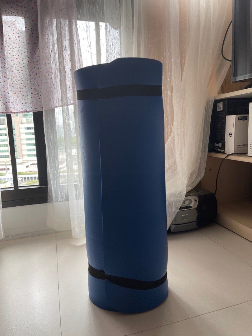 Amazon basic mat (Category: Exercise Mats) located in Singapore. Submitted by sillyadventures (Listing ID 1292083288, Image 2). Description: Amazon basic mat, thick.