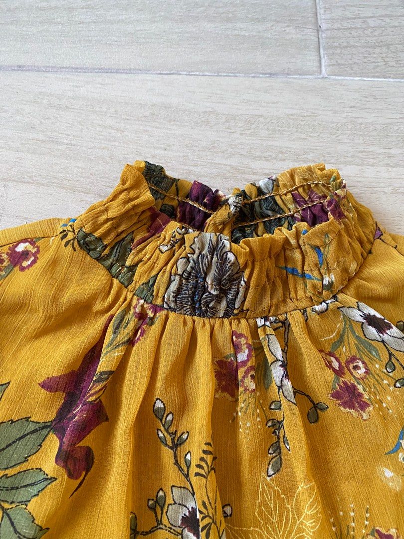 Bershka Floral Mockneck Blouse (Category: Blouses) located in Bacoor. Submitted by hallumae (Listing ID 1292088408, Image 2). Description: • Not see through • Will fit up to Medium frames.