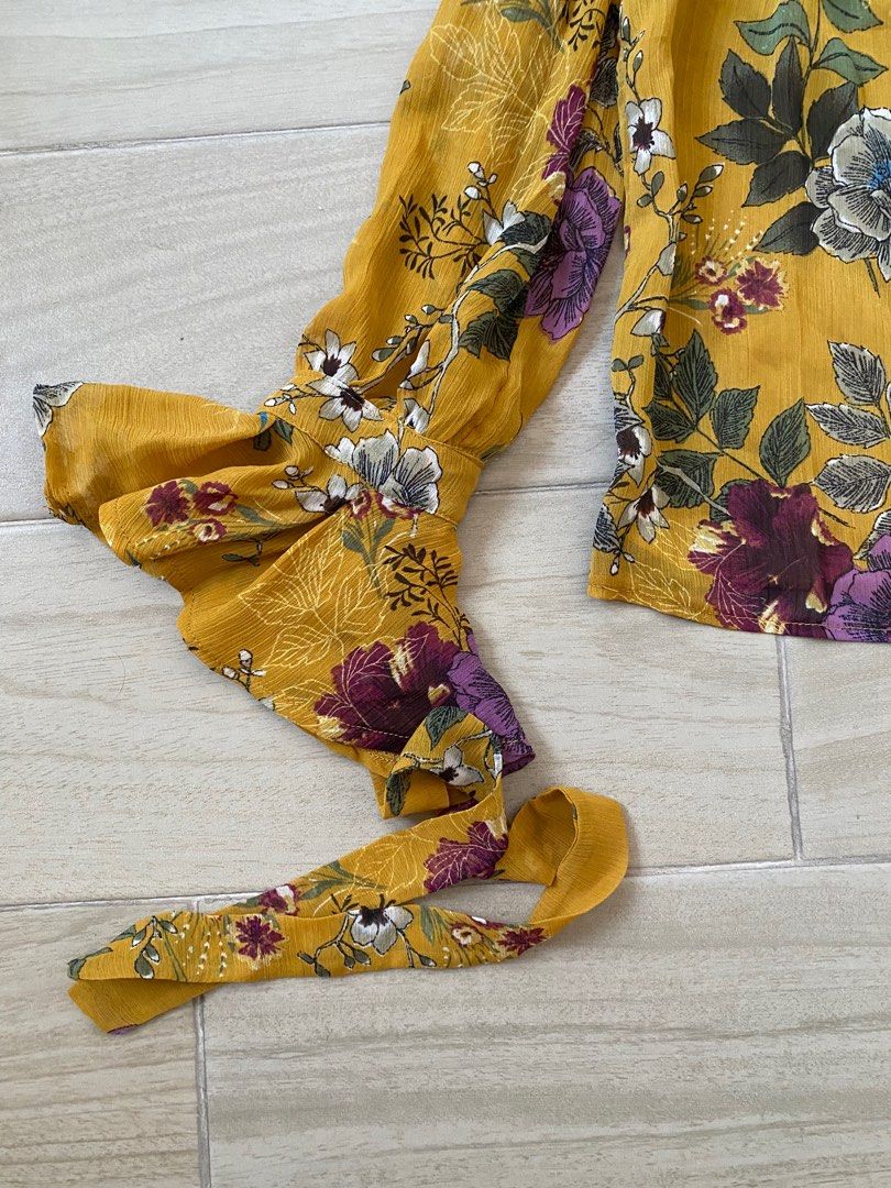 Bershka Floral Mockneck Blouse (Category: Blouses) located in Bacoor. Submitted by hallumae (Listing ID 1292088408, Image 3). Description: • Not see through • Will fit up to Medium frames.