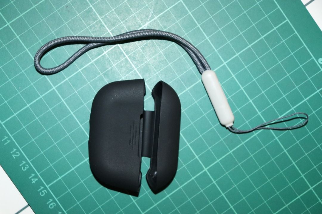 BLACK Airpods Pro Case (Category: Headphones & Headsets) located in Caloocan City. Submitted by lezethlua138270 (Listing ID 1292180032, Image 2). Description: RFS: Decluttering MOP: Gcash or meet up (LRT-1 Djose station or LRT-1 Vito Cruz station) Open for deliveries (Lalamove, LBC, Grab, Angkas Padala) .