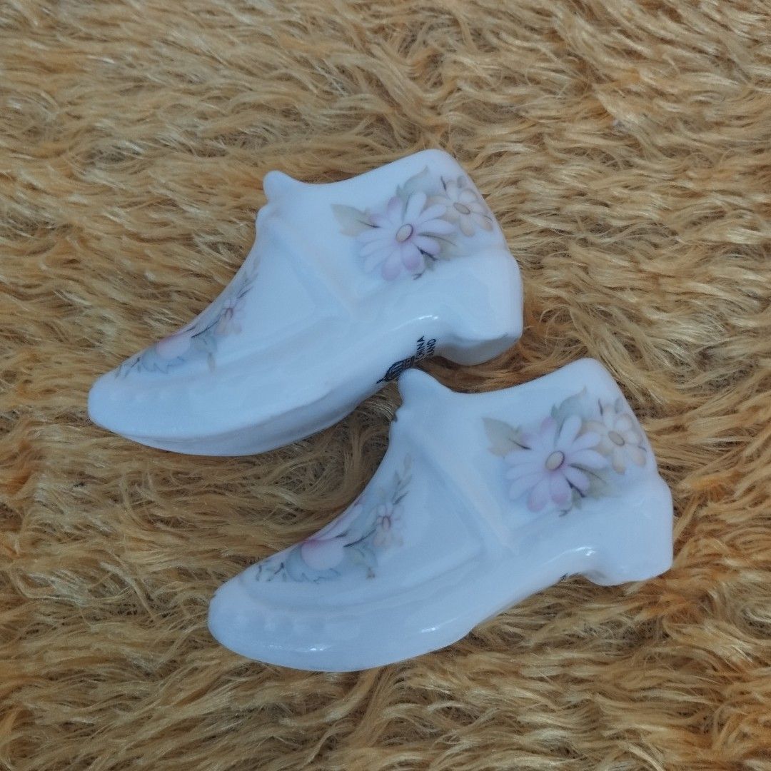 Collectible Shoe Displane (Category: Sneakers) located in Caloocan City. Submitted by chonadura91470 (Listing ID 1292261161, Image 2). Description: shoe display porcelaine material gold lining intact.