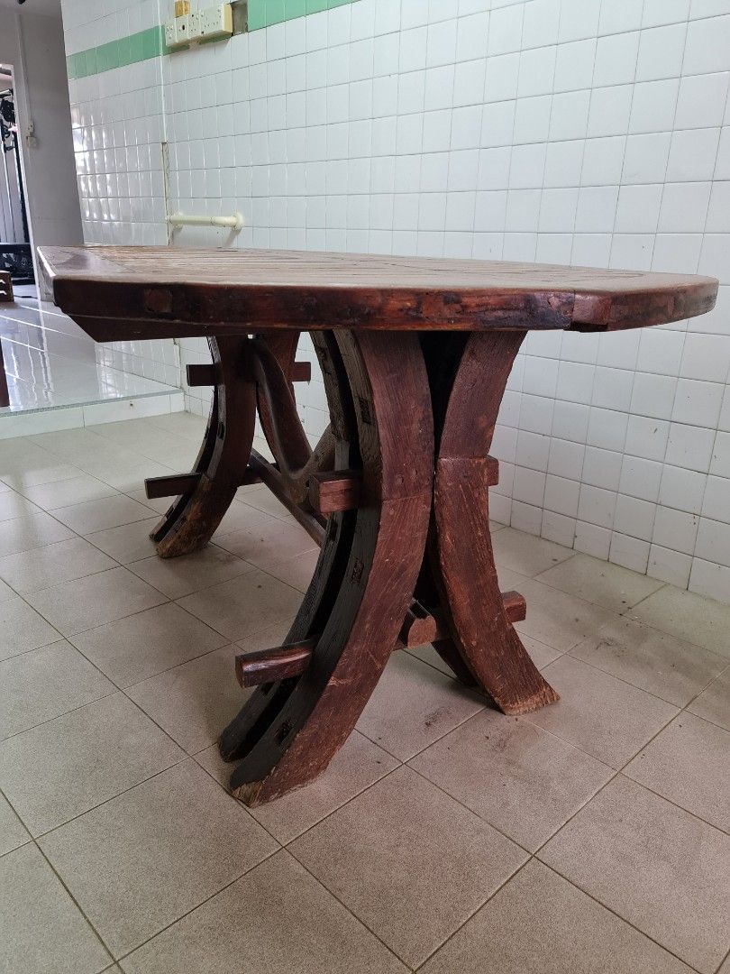 Dining Table (Category: Tables & Sets) located in Singapore. Submitted by darchooo (Listing ID 1292122702, Image 3). Description: solid wood.