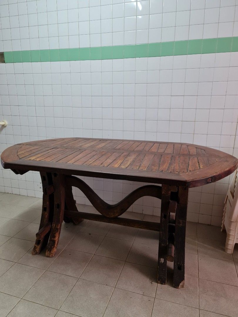 Dining Table (Category: Tables & Sets) located in Singapore. Submitted by darchooo (Listing ID 1292122702, Image 2). Description: solid wood.