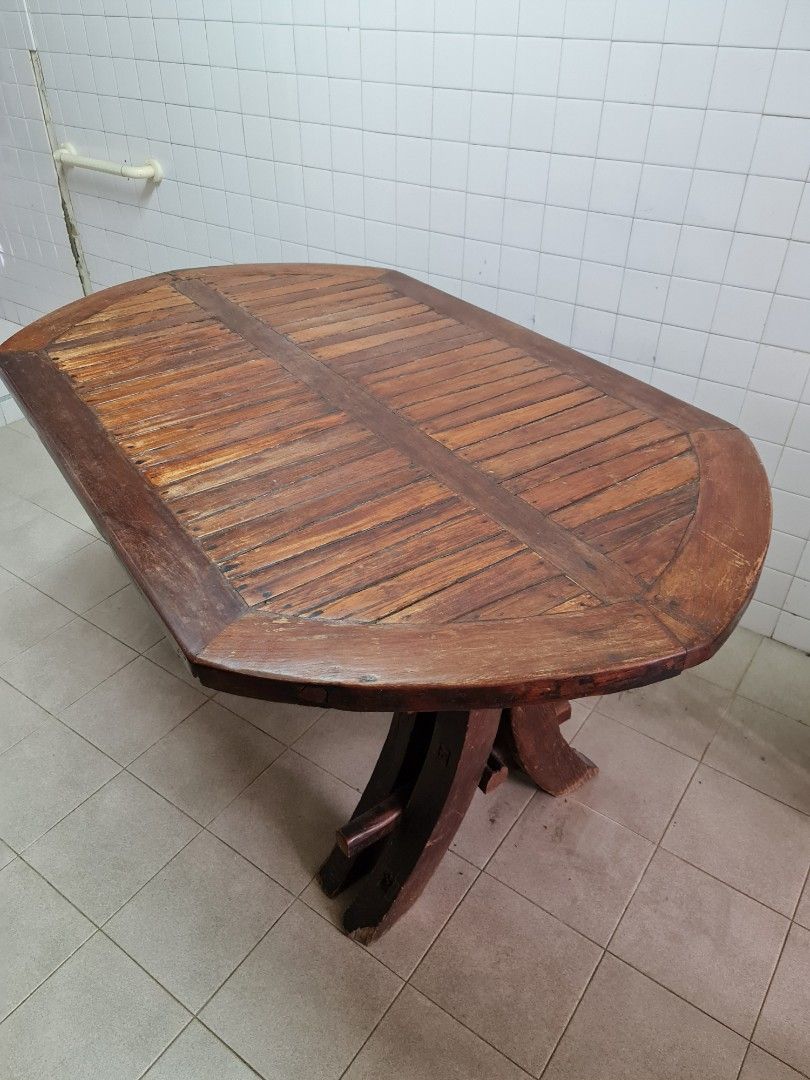 Dining Table (Category: Tables & Sets) located in Singapore. Submitted by darchooo (Listing ID 1292122702, Image 1). Description: solid wood.