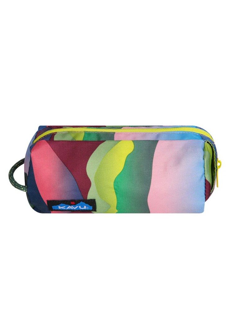 Kavu Pixie Pouch (多款) （分類：長銀包）位於 Hong Kong。 由 decorumtentals 提交（商品編號 1292154113，圖片 7）。簡介： 輕便個性化Kavu Pixie小袋讓你輕鬆將日常不同用品分類，圖案鮮明突出，為你打造個人風格。 Kavu 來自美國西雅圖的戶外品牌。Kavu品牌創立於 1993年。Kavu將「快樂生活」這元素灌入每項產品, 一改外界眼中戶外用品就是沉悶的看法。喜愛新事物的您, 請好好記住 Kavu這名字。 大小：固定 容量：1L 尺寸：7.6 x 7.6 x 20 cm 物料：11oz 600D聚酯纖維防水潑物料 。