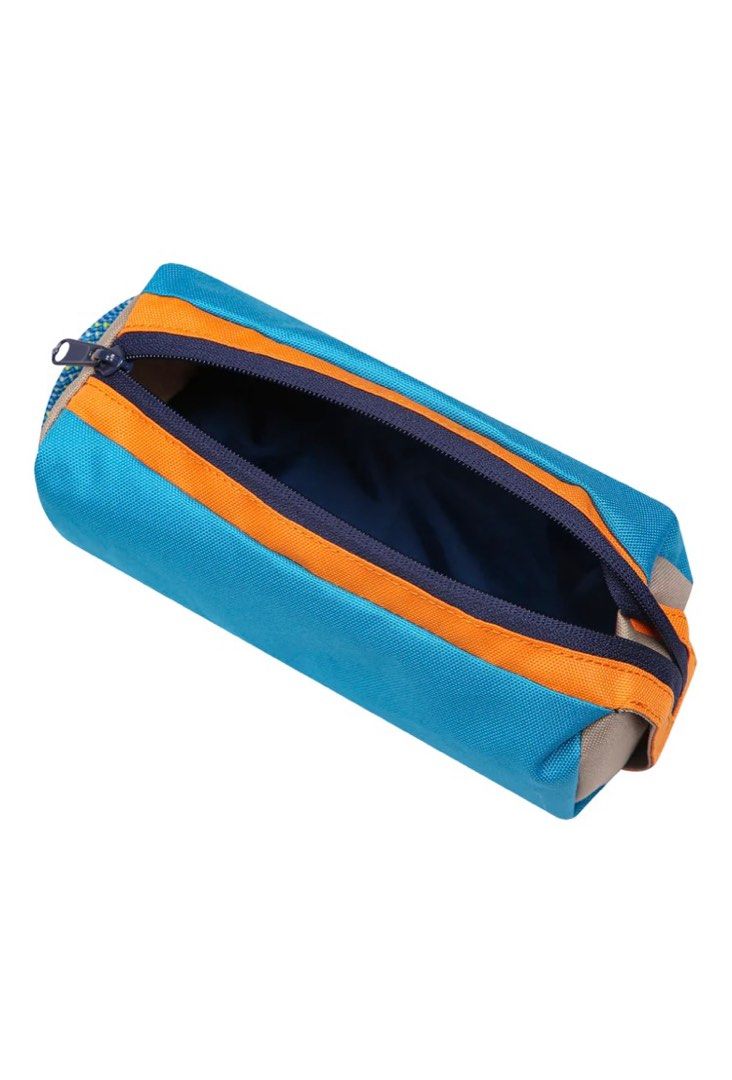 Kavu Pixie Pouch (多款) （分類：長銀包）位於 Hong Kong。 由 decorumtentals 提交（商品編號 1292154113，圖片 4）。簡介： 輕便個性化Kavu Pixie小袋讓你輕鬆將日常不同用品分類，圖案鮮明突出，為你打造個人風格。 Kavu 來自美國西雅圖的戶外品牌。Kavu品牌創立於 1993年。Kavu將「快樂生活」這元素灌入每項產品, 一改外界眼中戶外用品就是沉悶的看法。喜愛新事物的您, 請好好記住 Kavu這名字。 大小：固定 容量：1L 尺寸：7.6 x 7.6 x 20 cm 物料：11oz 600D聚酯纖維防水潑物料 。