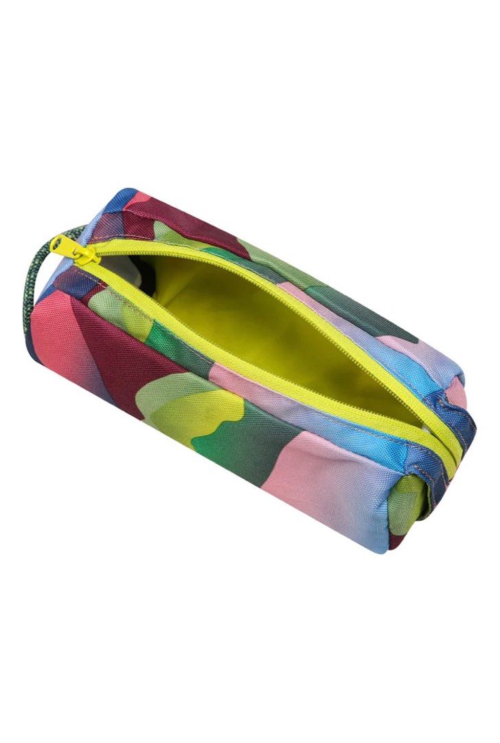 Kavu Pixie Pouch (多款) （分類：長銀包）位於 Hong Kong。 由 decorumtentals 提交（商品編號 1292154113，圖片 8）。簡介： 輕便個性化Kavu Pixie小袋讓你輕鬆將日常不同用品分類，圖案鮮明突出，為你打造個人風格。 Kavu 來自美國西雅圖的戶外品牌。Kavu品牌創立於 1993年。Kavu將「快樂生活」這元素灌入每項產品, 一改外界眼中戶外用品就是沉悶的看法。喜愛新事物的您, 請好好記住 Kavu這名字。 大小：固定 容量：1L 尺寸：7.6 x 7.6 x 20 cm 物料：11oz 600D聚酯纖維防水潑物料 。