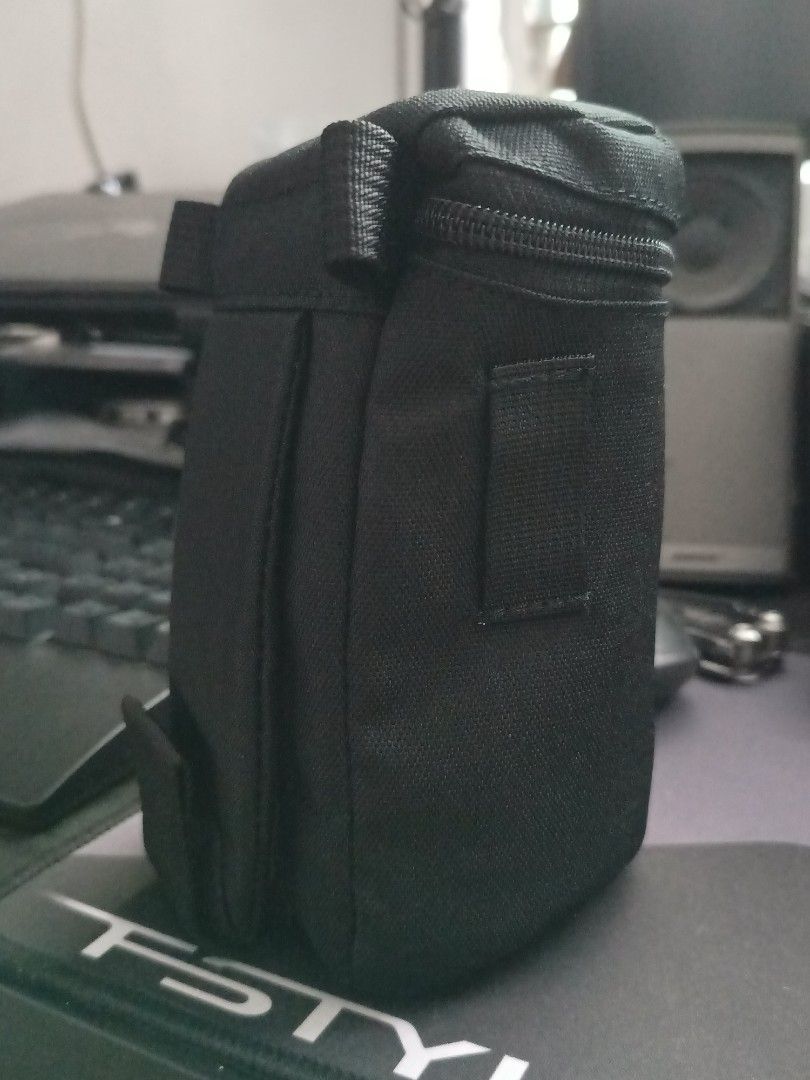 Lowepro 1N Lens Bag (Category: Camera Bags & Carriers) located in Quezon City. Submitted by stencil_anime (Listing ID 1292140617, Image 2). Description: Lowepro 1N Highlights: -Fits Mid-Range Variable-Aperture Zoom -Fits Fixed Focal Length Lens -Fits two Tele-Converters -600 Denier TXP with Padding Features: The Lowepro Lens Case 1N (Black) is made from water-resistant, 600 denier TXP with padding, for two tele-converters, mid-range variable-aper