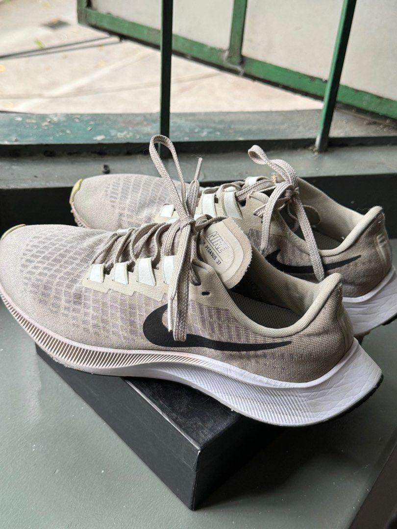 nike pegasus nude