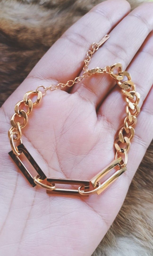 Paper clip bracelet from japan (Category: Bracelets) located in Manila. Submitted by osaze_27japanbags (Listing ID 1292137926, Image 2). Description: Paper clip bracelet from japan no flaws size adjustable with gift box kindly pm me.