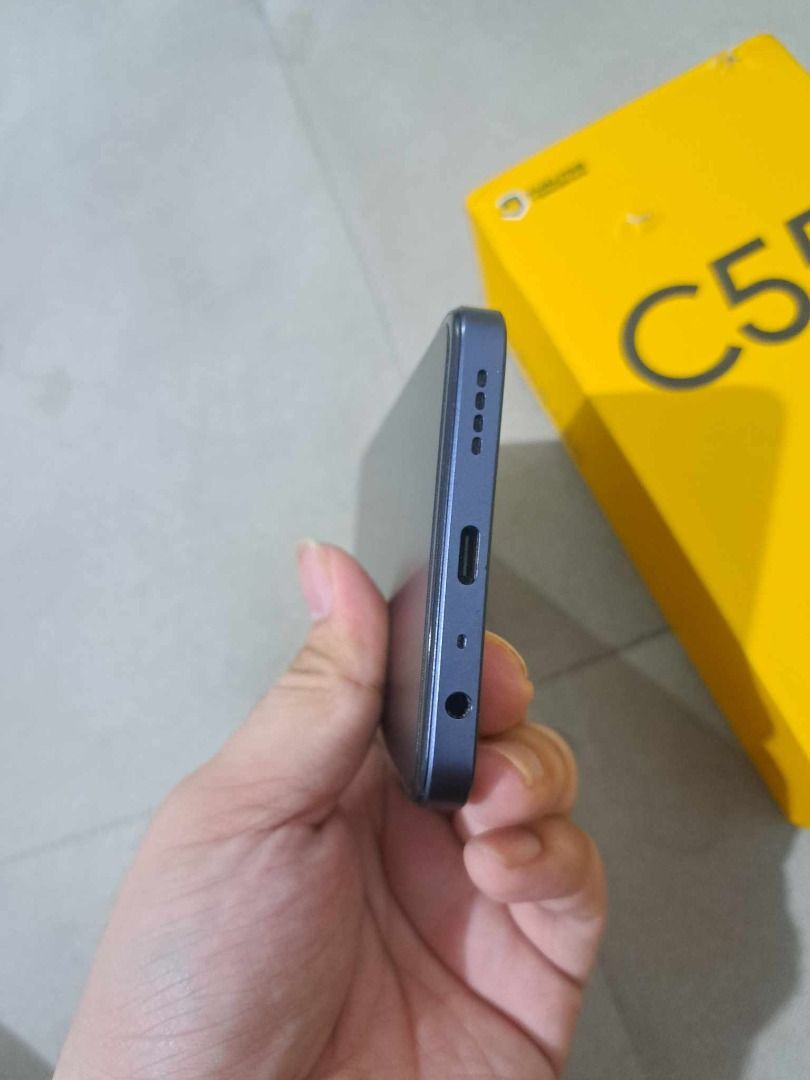 Realme c55 (Category: Realme) located in Las Pinas. Submitted by mikko.gomez (Listing ID 1292186223, Image 3). Description: for sale realme c55 makinis pwede sa maselan 100% Excellent condition matagal malowbat Specs: 90hz refresh rate 6.72 inches display punch hole helio g88 gaming processor 6+6GB RAM / 128GB ROM 64mp Main camera 5000mah battery Android 14 Unit only naka ceramic tg at carbon sa likod, sama ko na box kaso mejo damage na. fix pric