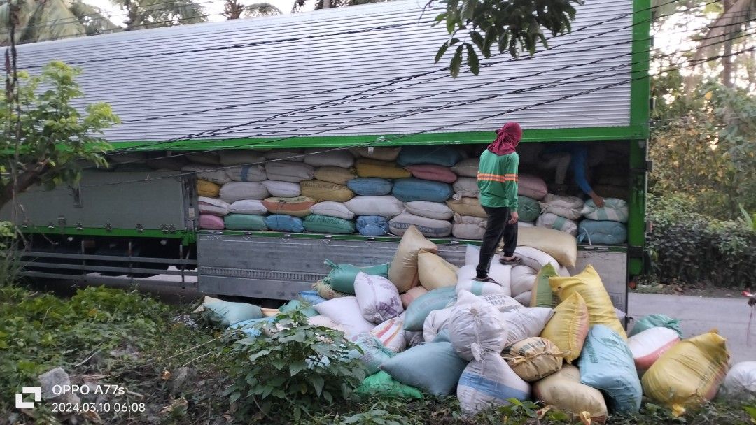 rice hull 11-12kgs per sacks.. (Category: Gardening Tools & Ornaments) located in Silang. Submitted by luckykoki2018 (Listing ID 1292074781, Image 2). Description: rice hull for sale ... pwede sa farm and plants... by order for farm..