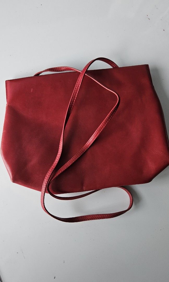 Salvatore Ferragamo Clutch Bag (Category: Luxury Bags & Wallets) located in Makati City. Submitted by crossco88 (Listing ID 1292115712, Image 3). Description: Salvatore Ferragamo Clutch Bag 💯 Authentic good as new condition with strap rfs: was given as a gift but never used delivery c/o buyer..