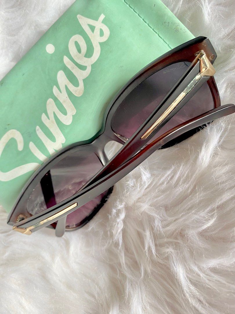 Sunnies in Nicola - Sunglasses (Category: Sunglasses & Eyewear) located in Quezon City. Submitted by secondglanceph (Listing ID 1292151613, Image 2). Description: Still in good condition There’s an unnoticeable flaw, shown in picture .