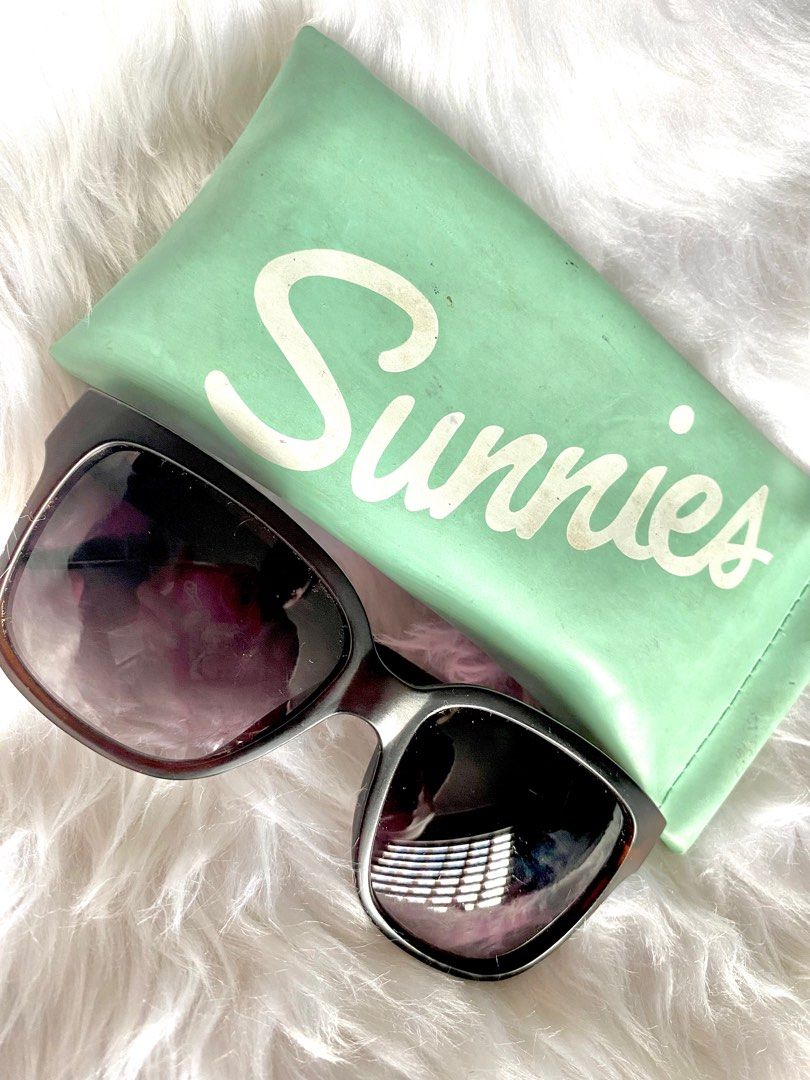 Sunnies in Nicola - Sunglasses (Category: Sunglasses & Eyewear) located in Quezon City. Submitted by secondglanceph (Listing ID 1292151613, Image 1). Description: Still in good condition There’s an unnoticeable flaw, shown in picture .
