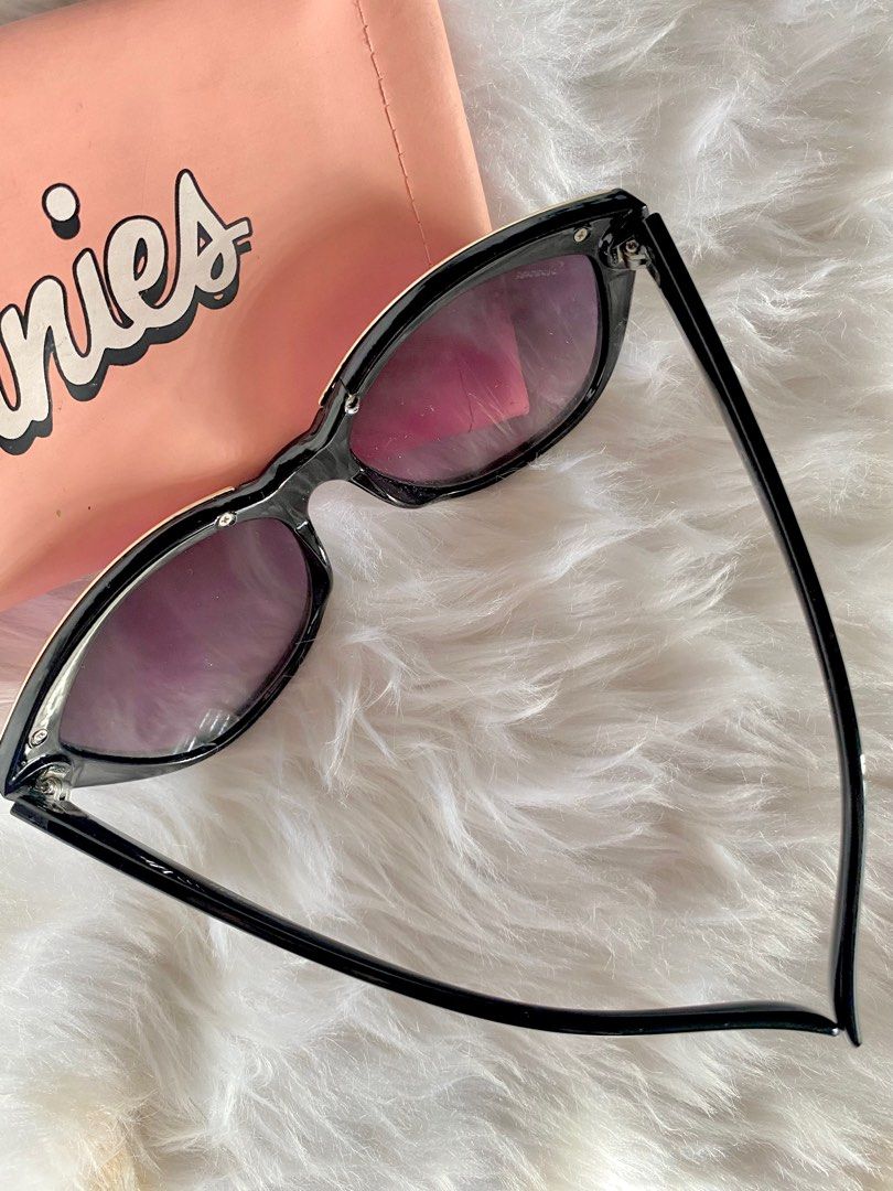 Sunnies in Sarah - Sunglasses (Category: Sunglasses & Eyewear) located in Quezon City. Submitted by secondglanceph (Listing ID 1292151896, Image 3). Description: Still in pristine condition Rarely used No flaw.