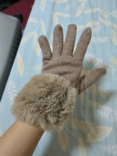 Winter hand gloves with faux fur