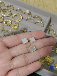 18k Saudi Gold White Clover Earrings & Pendant Set