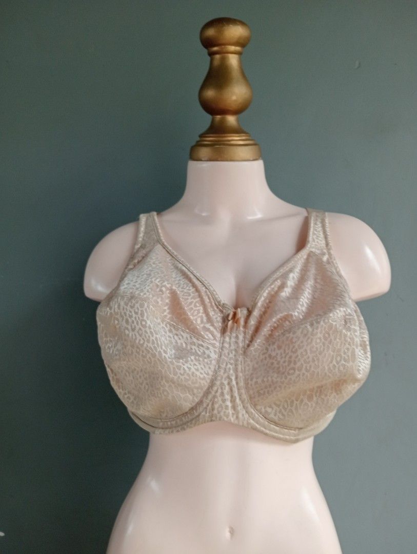 40g ELILA bra not padded with underwire, Women's Fashion, Undergarments &  Loungewear on Carousell