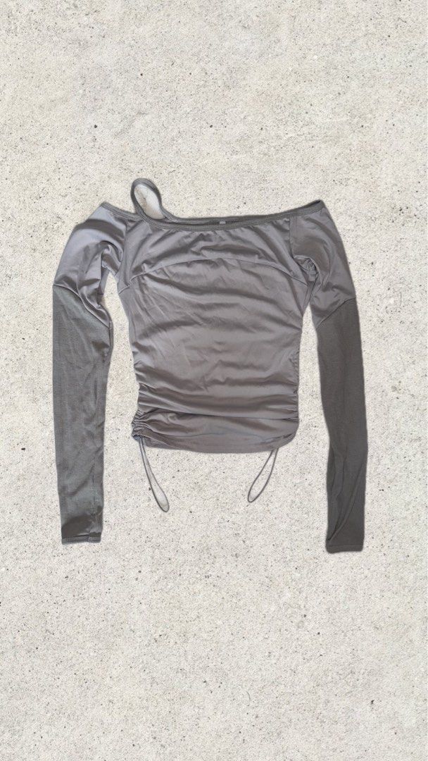 Acubi tech wear (Category: Shirts) located in Singapore. Submitted by lamplighterr (Listing ID 1292324708, Image 1). Description: *Acubi Tech Wear* - material: spandex - chest: 30cm - length: 45 cm - purchase other item for discount .