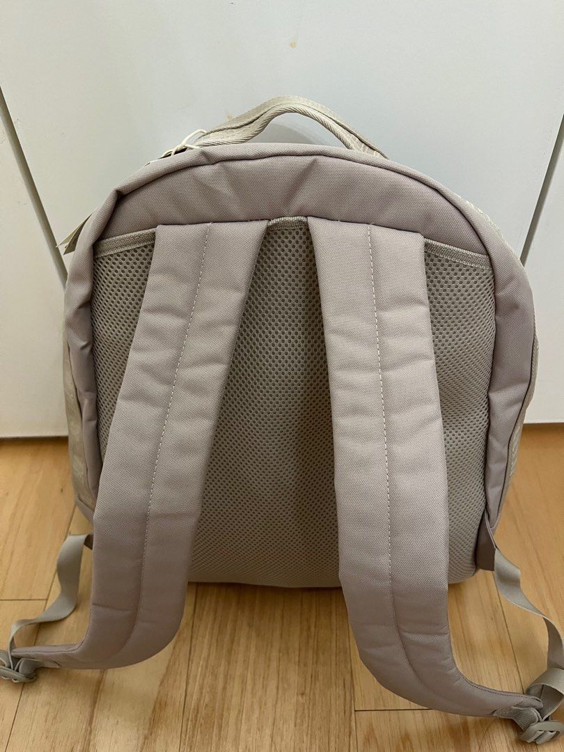 Adidas Yoga Backpack 瑜珈背囊, 女裝, 手袋及銀包, 背囊- Carousell