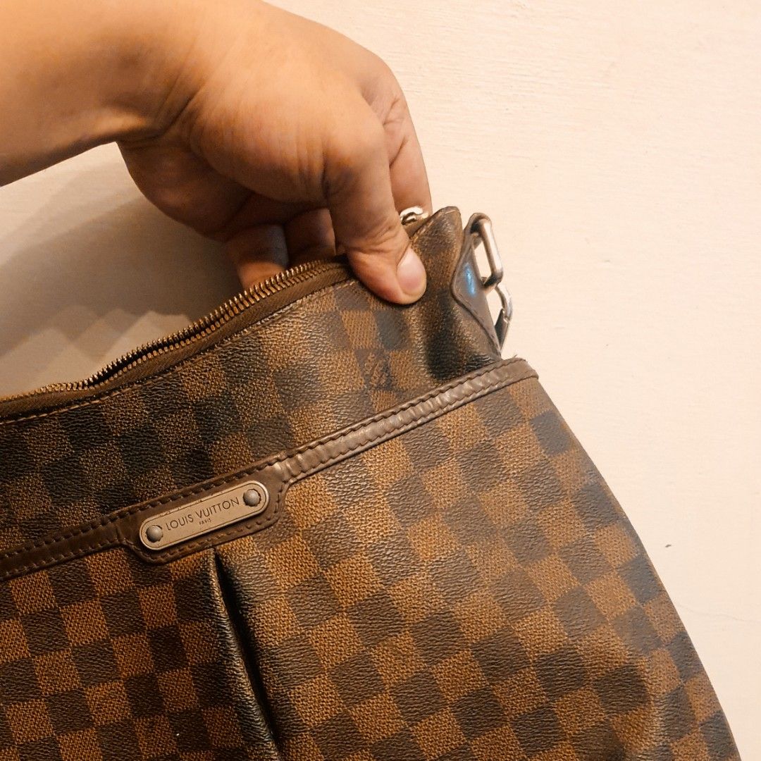 lv damier sling bag (Category: Luxury Bags & Wallets) located in Cavite. Submitted by ohmie23 (Listing ID 1292354096, Image 1). Description: lv damier sling bag issue replace sling wala po crack sa canvas.