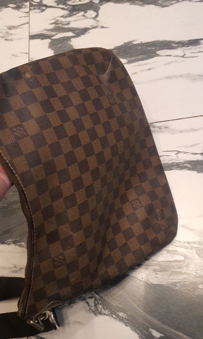 lv damier sling bag (Category: Luxury Bags & Wallets) located in Cavite. Submitted by ohmie23 (Listing ID 1292354096, Image 3). Description: lv damier sling bag issue replace sling wala po crack sa canvas.