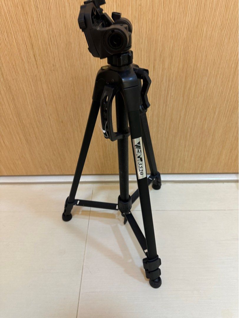 Camera Tripod (Category: Tripods & Monopods) located in Singapore. Submitted by sgsnowman (Listing ID 1292392367, Image 1). Description: .