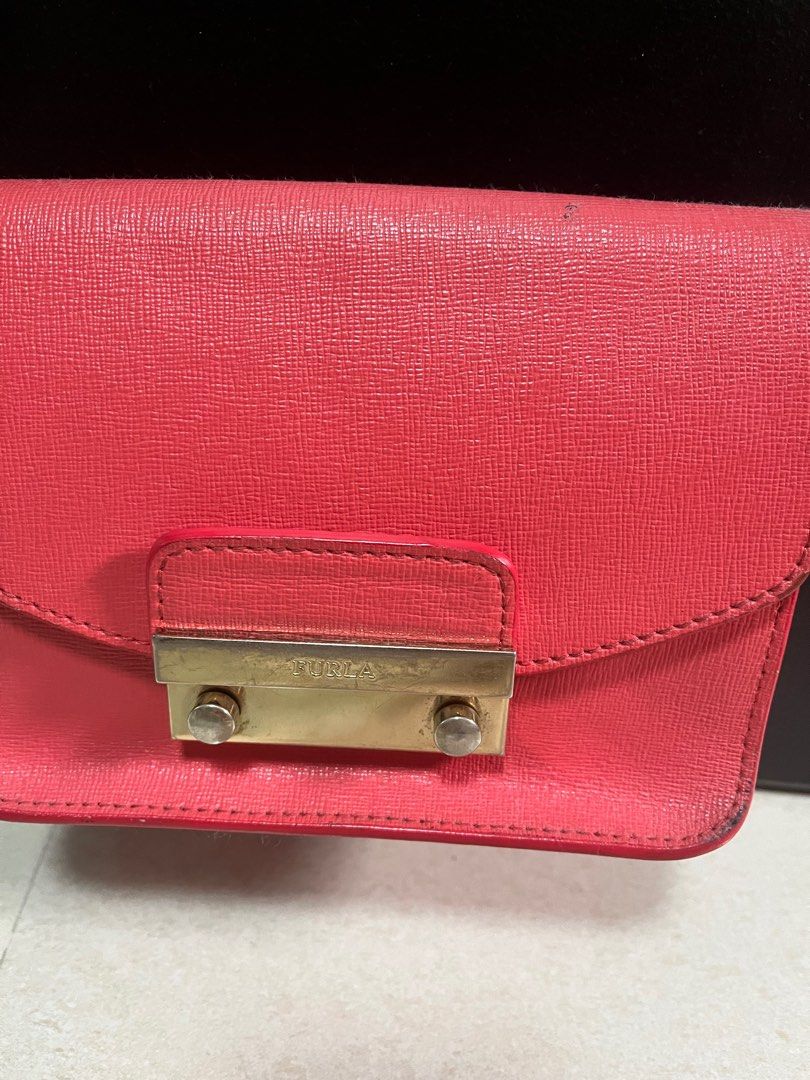Furla Metropolis Julia sling bag (Category: Luxury Bags & Wallets) located in Quezon City. Submitted by bebegaze (Listing ID 1292314789, Image 3). Description: Furla Metropolis Julia sling Made in Bulgaria With tags Signs of use and dirt, since preloved. Hardware not yet tarnish, rose gold color. Super nice pa My personal preloved bag .