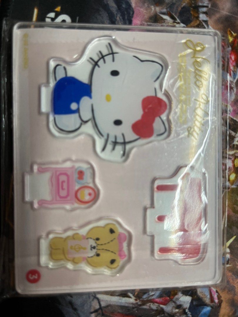 Hello Kitty （分類：家居裝飾 - 其他）位於 Hong Kong。 由 jazzlth 提交（商品編號 1292394444，圖片 1）。簡介： 全新亞加力Hello Kitty擺設 有兩個 。