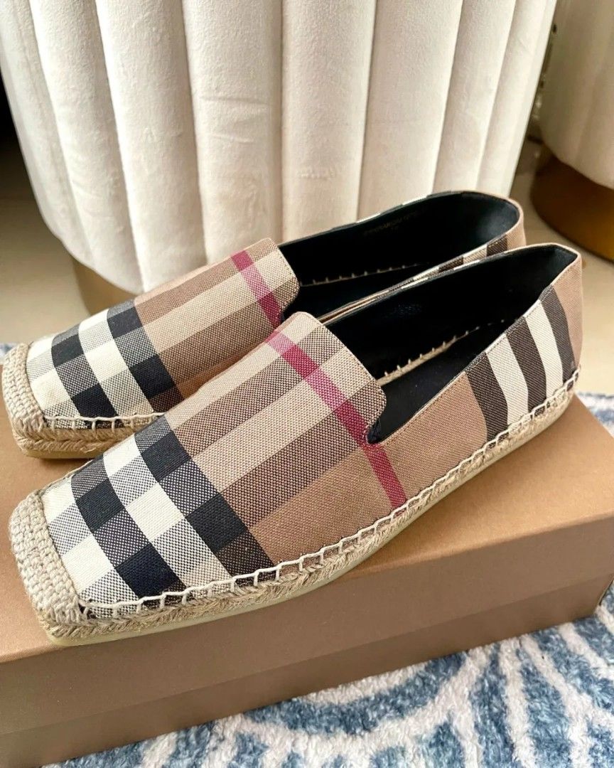 LIKE NEW JUAL BU BURBERRY ESPA SHOES SIZE 39 Bought 2023 from Voila WITH DB CARD BOX