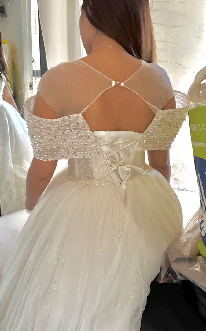 Luxury High end Wedding Gown (Category: Evening dresses & gowns) located in Quezon City. Submitted by nelle_13 (Listing ID 1291697122, Image 3). Description: -100% Luxury wedding gown for small size - Ball gown and long trail -No issues -Color white -Used once.