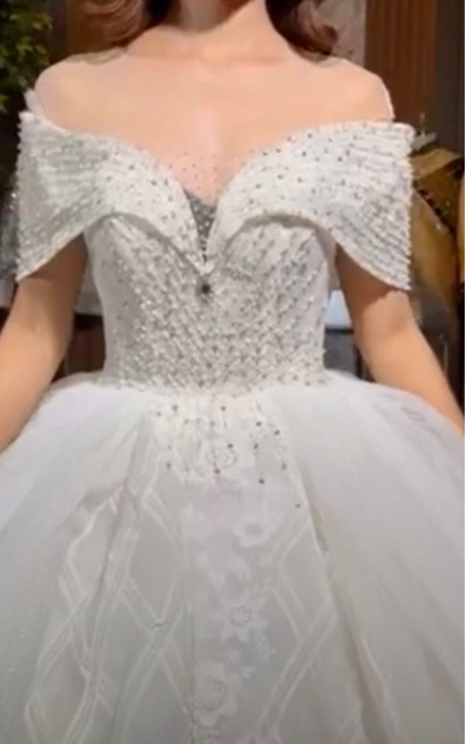 Luxury High end Wedding Gown (Category: Evening dresses & gowns) located in Quezon City. Submitted by nelle_13 (Listing ID 1291697122, Image 2). Description: -100% Luxury wedding gown for small size - Ball gown and long trail -No issues -Color white -Used once.