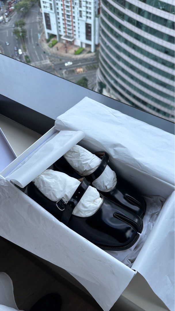 MAISON MARGIELA TABI MARY JANES (Category: Loafers) located in Manila. Submitted by dearlili_ (Listing ID 1292343739, Image 1). Description: 6.5 WOMENS/ 23.5 CM 9.8/10 Condition .