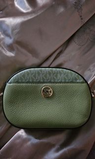 (Category: ) located in . Submitted by bags.decluttering (Listing ID 1292372052, Image 1). Description: .