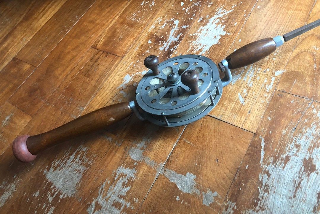 Vintage stubby fishing rod with wood handle & reel, Sports