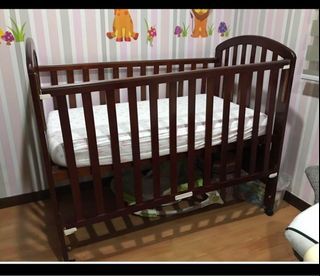 Wooden Crib convertible to daybed with uratex foam