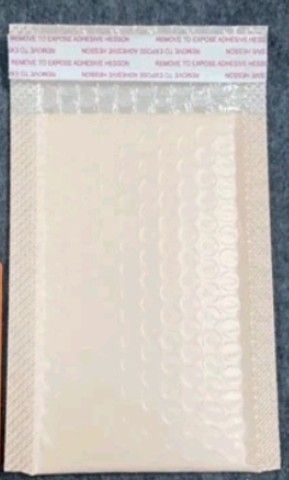 Bubble Polymailer (Category: Craft Supplies & Tools) located in Singapore. Submitted by hkitty.20d2mlal (Listing ID 1235283115, Image 3). Description: 10 for $2.50 Mix and match is available (cream and Lilac) Dimension : 13 x 18+4 cm Tracked Mailing : $2.50 Meetup only at the place listed. Pm if int Thank you ^^.