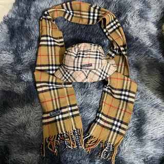 BURBERRY SCARF AND BUCKET HAT